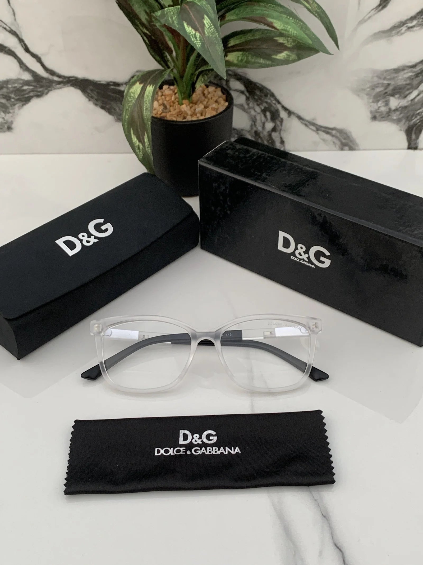 Branded D_&G White Sunglasses (With Original Kit)